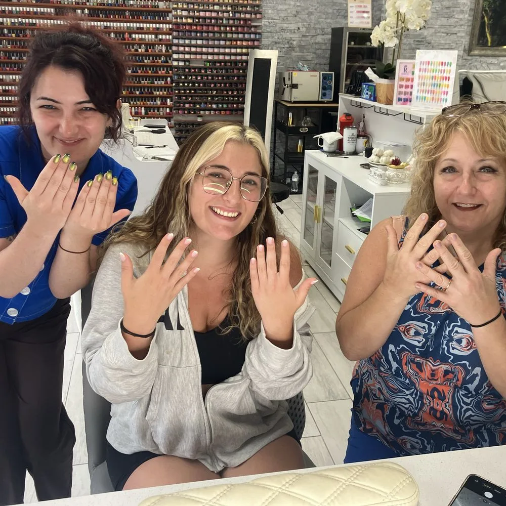 Are there any nail salons open late in Chicago Are there any nail salons open late in Chicago
