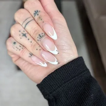 How can one book an appointment and contact La Mint Nails How can one book an appointment and contact La Mint Nails