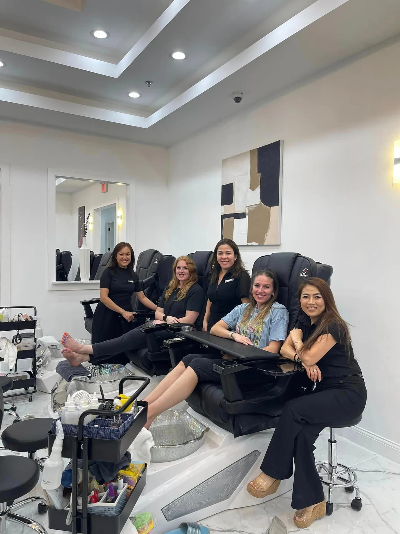 How Do Chicago Nail Salons Ensure Customer Satisfaction