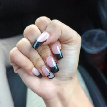 How do customer reviews describe the experience at Tiara Nails How do customer reviews describe the experience at Tiara Nails