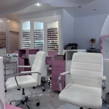 What are the operating hours of Bio Pinky Nail Studio