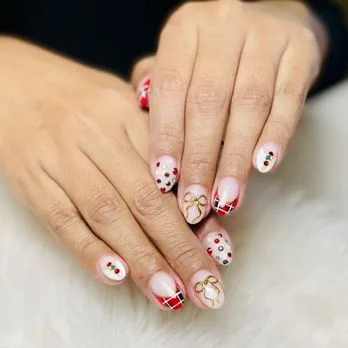 What do reviews say about Artistic Nails & Spa