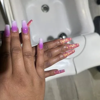 What should I look for in reviews when choosing an artistic nail salon What should I look for in reviews when choosing an artistic nail salon