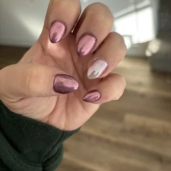 Where is Chandelier Nails located and what are its operating hours Where is Chandelier Nails located and what are its operating hours